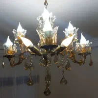 یک عدد لوستر برنزی پر نور