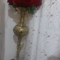 گلدان برنز همراه با گل رز