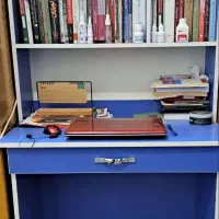 میز تحریر کتابخانه‌ای