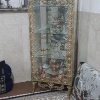 ویترین برنز یا پادیشن برنززیبا با وسایل داخل|بوفه، ویترین، کنسول|قم, شاد قلی|دیوار
