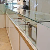 میز آیگلاس در حد نو و یک عدد دستشور با سنگ