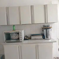 کابینت فلزی تمیز.