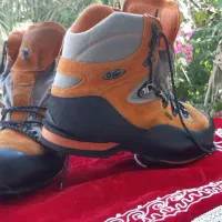 دوعدد کفش کوهنوردی اسلو و جی استار
