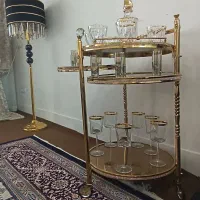 یک عدد تاب ریلکس با میز بار