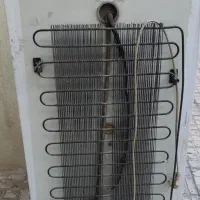 یخچال قدیمی بهمنی ، موتور نیمسوز و نیازمند تعمیر