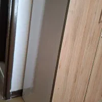 یک عدد کمد ۴ طبقه و یک عدد میز تلویزیون