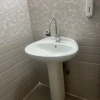 روشویی پایه دار و شیرآلات و سیفون
