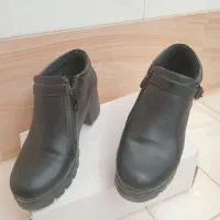 فروش یک جفت کفش زنانه