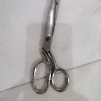 تعدادی قیچی و 2 عدد کاتر