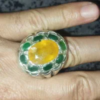 انگشتر یاقوت زردبامخراج کاری زمردوعقیق کهنه ممی
