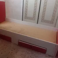 تخت یکنفره و دو عدد پاتختی