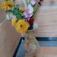 گلدان  سرامیکی   طرح مرمر و گل مصنوعی ۳۵ سال پیش