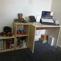 میز تحریر و کتابخانه