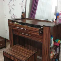 تخت و میز توالت و دو پاتختی و آینه و صندلی