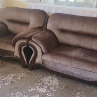 مبل ۷ نفره به همراه میز وسط و ۴ عدد میز عسلی