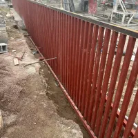 کار آموز مهندس معمار یا عمران در کارگاه ساختمانی