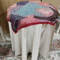 میز گرد با رومیزی