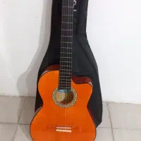 گیتار در حد نو به همرا لوازم برند AKORD