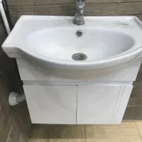 سنگ‌دستشویی  به همراه شیر آب