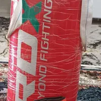 کیسه بوکس به همراه یک جفت دستکش