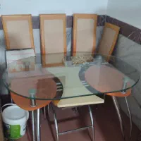 میز نهار خوری.