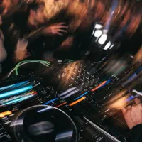 آموزش حرفه ایی دی‌جی/Dj دی جی در فضای استدیویی