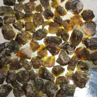 زمرد،تورمالین،گارنت.