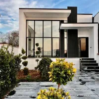 فلت-شیک-حیاط-سرسبز-دکوراسیون-شیک-مشجروارزنده