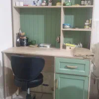 میز تحریر و کتابخونه با صندلی