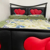 تخت خواب و پافر و ۲تا صندلی