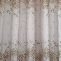 پرده باکیفیت و تمیز به همراه میل پرده طلایی