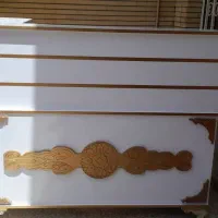 میز مدرن و پارتیشن و کولر آبی کوچک