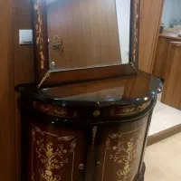 آینه و کنسول نو و تمیز