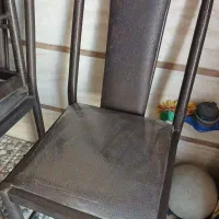 صندلی فلزی رنگ قهوه‌ای نو روی چرم