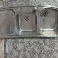 سینک ظرفشویی به همراه شیر شیر وصل نشده موجوده