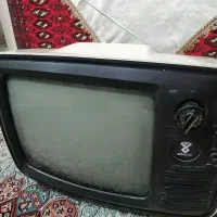 تلویزیون قدیمی روشن میشود