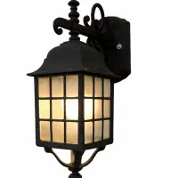 دیواری حیاطی