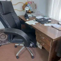 3عدد میز مدیریت و ی صندلی چرم سالم در حد نو باقیمت