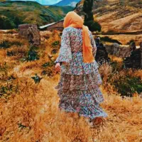 تعدادی شومیز و پیراهن بلند