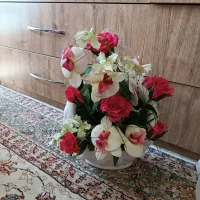 دوتا گلدان گل مصنوعی بلندر
