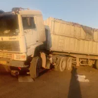 راننده پایه یک تریلی کمپرس