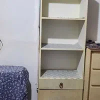 کتابخانه و آینه قدی