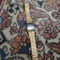 ساعت مچی زرد قدیمی
