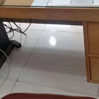 میز ، صندلی، قفسه چوبی و وسایل اداری