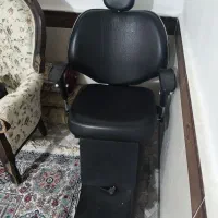 آینه و صندلی آرایشگاه