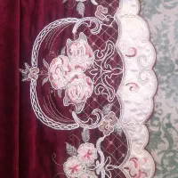 یک عدد والان مخمل زرشکی دور دوزی شده طلا کوب