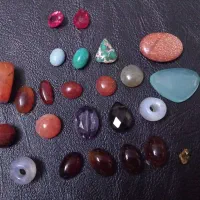 تعدادی سنگ تزئینی