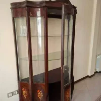 «بوفه و ویترین کلاسیک شیشه خم معرق‌کاری در حد نو»