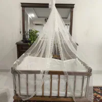 تخت نوزاد سیسمونی کنار مادر