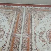 فرش کِرمی گل برجسته مناسب منزل